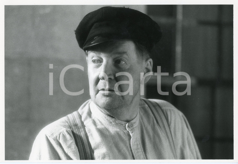 1989 CINEMA - VENUS PETER Ray McANALLY sul set del film *Foto VINTAGE  Fotografia di agenzia. CONDIZIONI: GFORMATO: 25x18 cm  originale e autentica 1