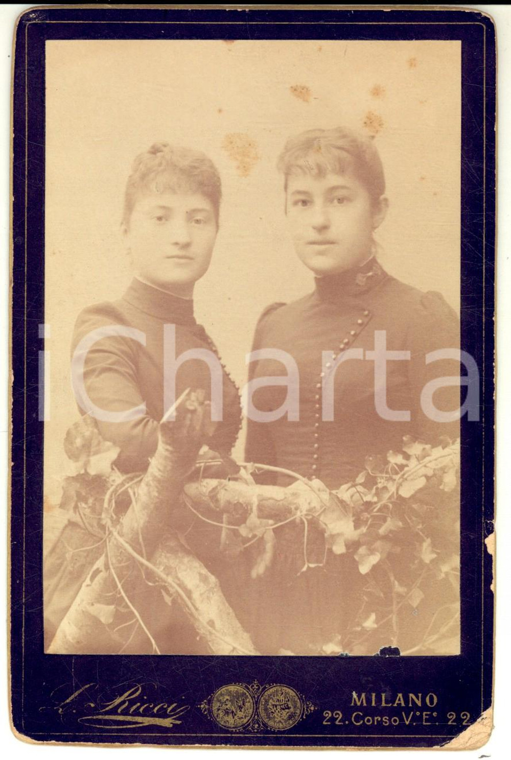 1885 ca MILANO Ritratto di due sorelle in nero - Foto L. RICCI 11x16 cm