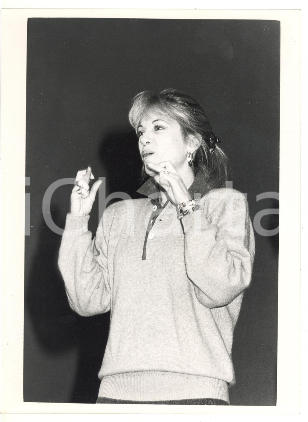 1990 ca COSTUME Rita DALLA CHIESA incrocia le dita *Foto VINTAGE 18x24 cm
