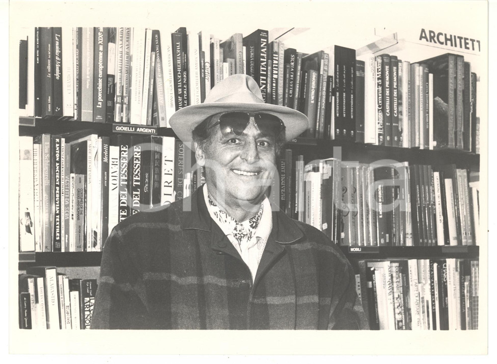1990 ca COSTUME Renzo ARBORE in libreria - Ritratto *Foto VINTAGE 24x18 cm