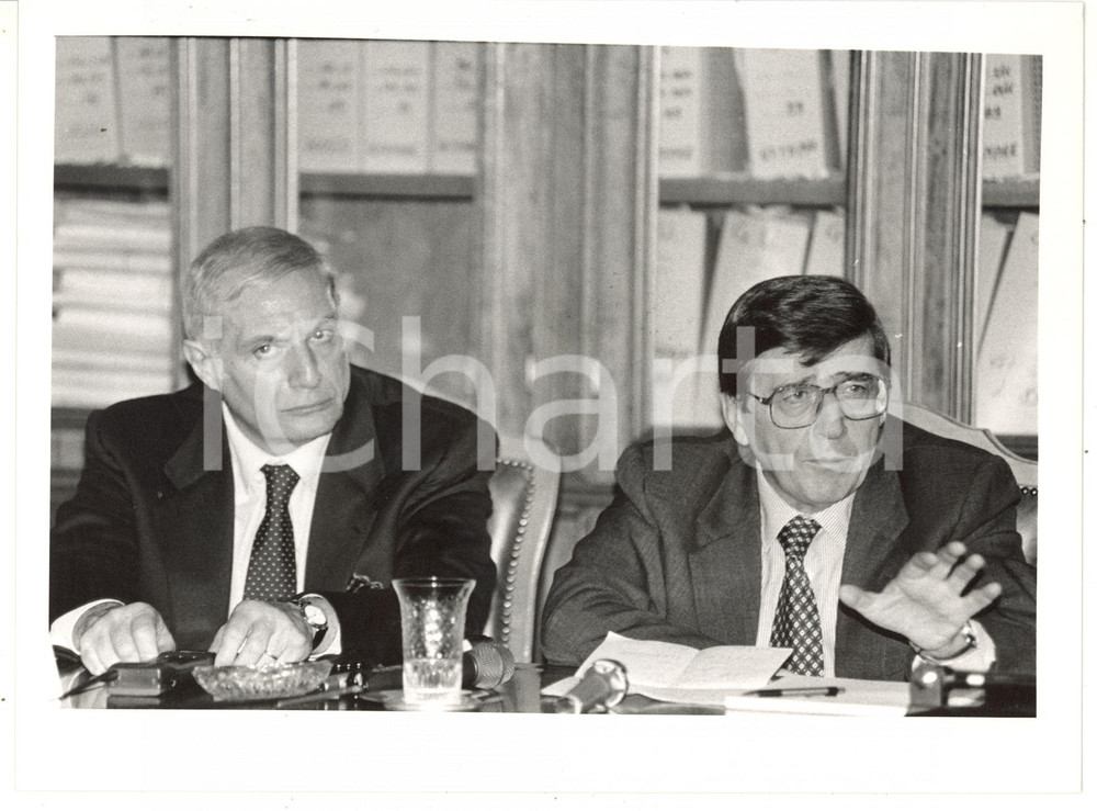 1990 ca POLITICA - ANTIMAFIA Vincenzo SCOTTI con Vincenzo PARISI *Foto 24x18 cm Fotografia di agenzia. CONDIZIONI: G (ma lievi difetti di stampa)FORMATO: 24x18 cm  originale e autentica 1