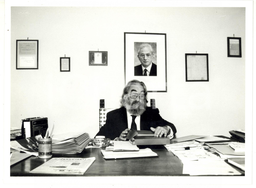 1990 ca MONTALCINO Il sindaco Mauro GUERRINI nel suo studio *Foto 24x18 cm