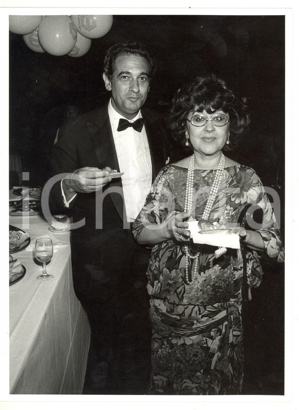1986 FESTIVAL DI CANNES Plácido DOMINGO con la moglie Marta ORNELAS al buffet