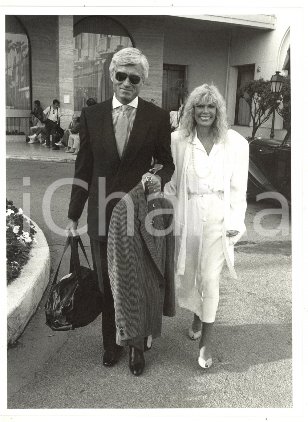 1990 ca CINEMA Loretta SWIT con il marito Dennis HOLAHAN all'arrivo *Foto 18x24