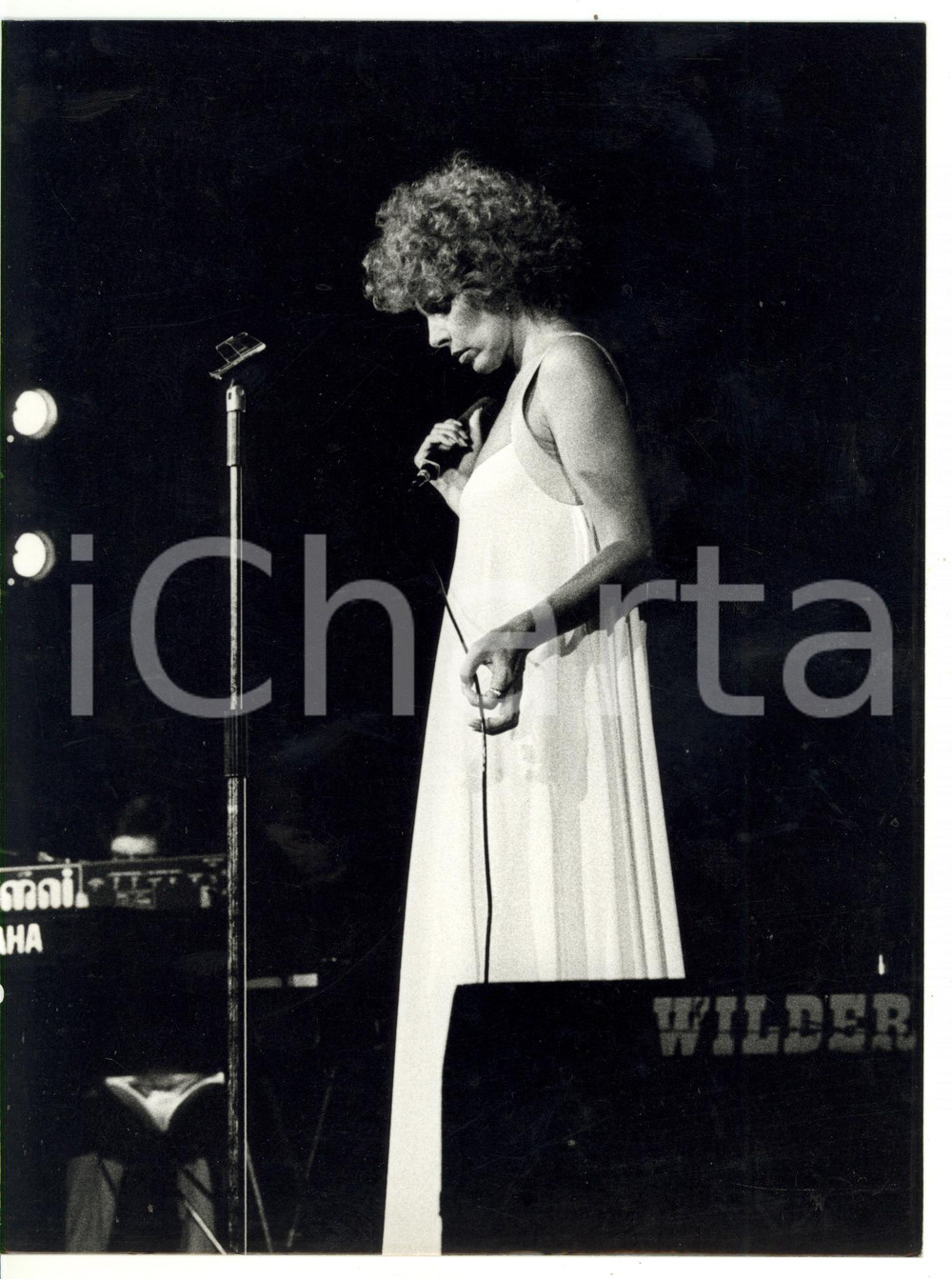 1985 ca MUSICA Ornella VANONI si esibisce sul palco - Foto VINTAGE 18x24 cm