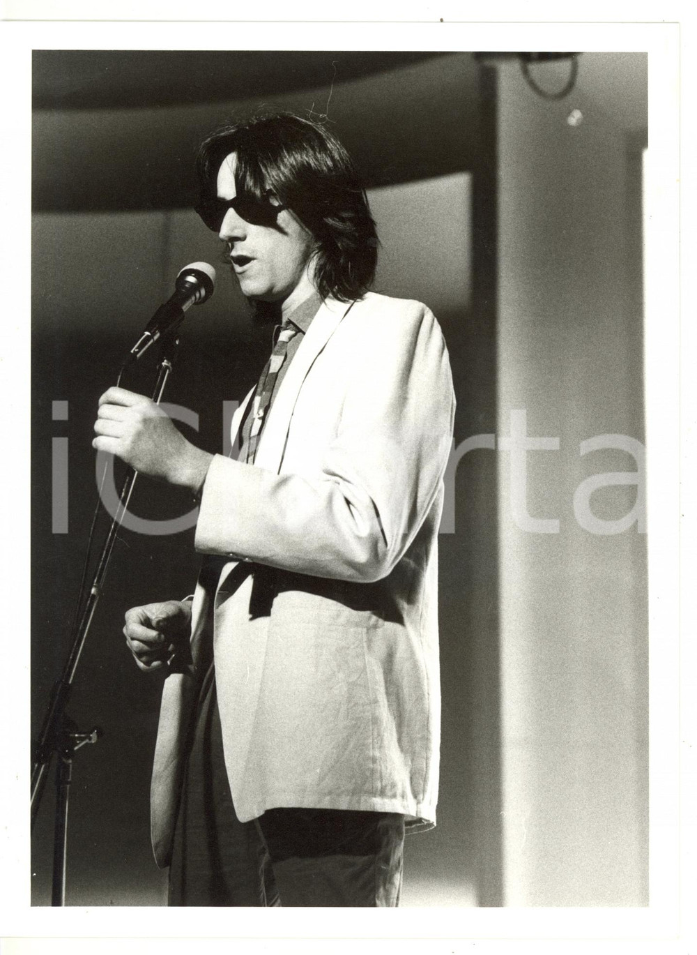 1985 ca MUSICA Alberto FORTIS sul palco con occhiali da sole *Foto 18x24 cm