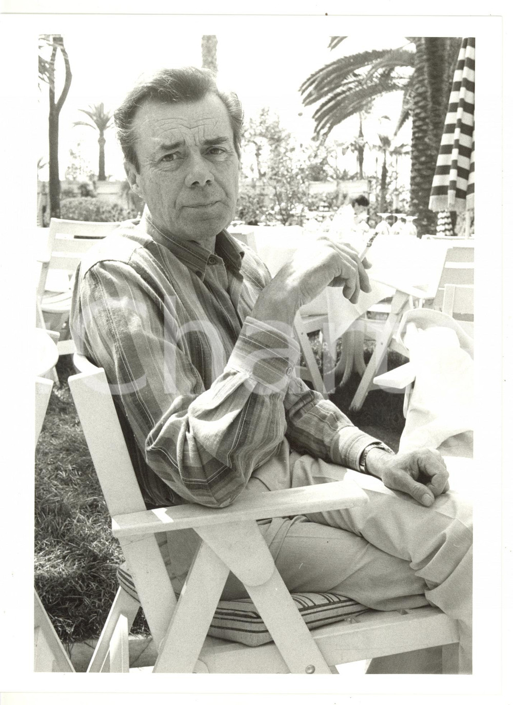 1984 FESTIVAL DI CANNES L'attore Dirk BOGARDE fuma una sigaretta *Foto 18x24 cm