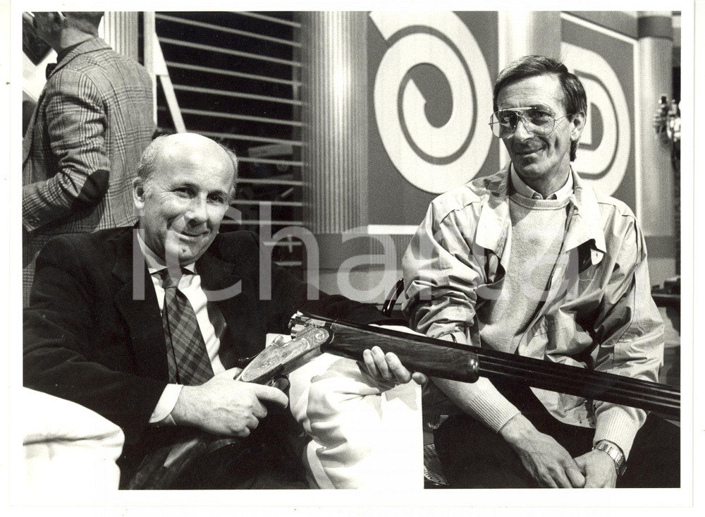 1985 ca ROMA Associazione Armi e Munizioni - Carlo PERONI carica un fucile *Foto