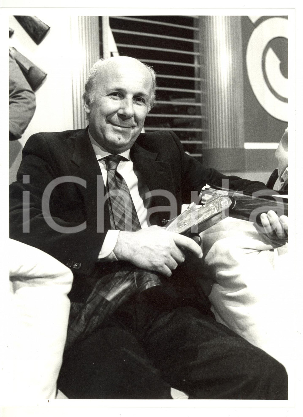 1985 ca ROMA Associazione Armi e Munizioni - Carlo PERONI carica un fucile FOTO