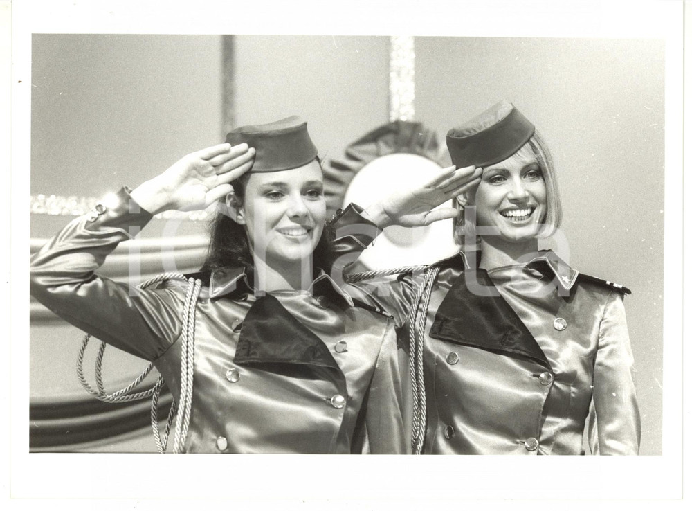 1985 ca RAI Valeria CAVALLI e Jinny STEFFAN vestite da hostess *Foto 24x18 cm