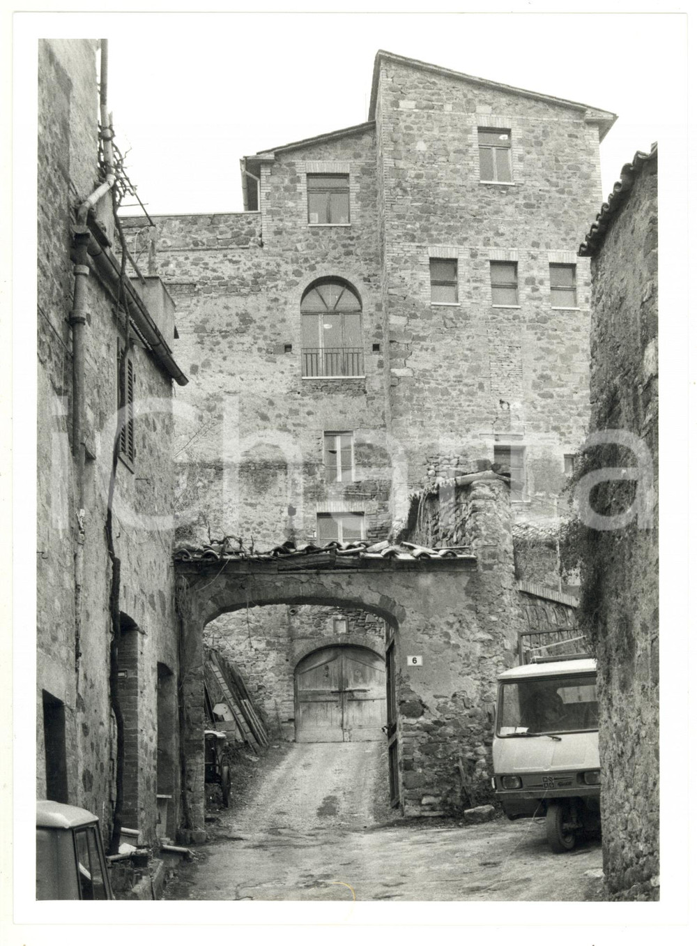 1990 ca MONTALCINO (SI) Una via del centro storico - Foto ARTISTICA 18x24