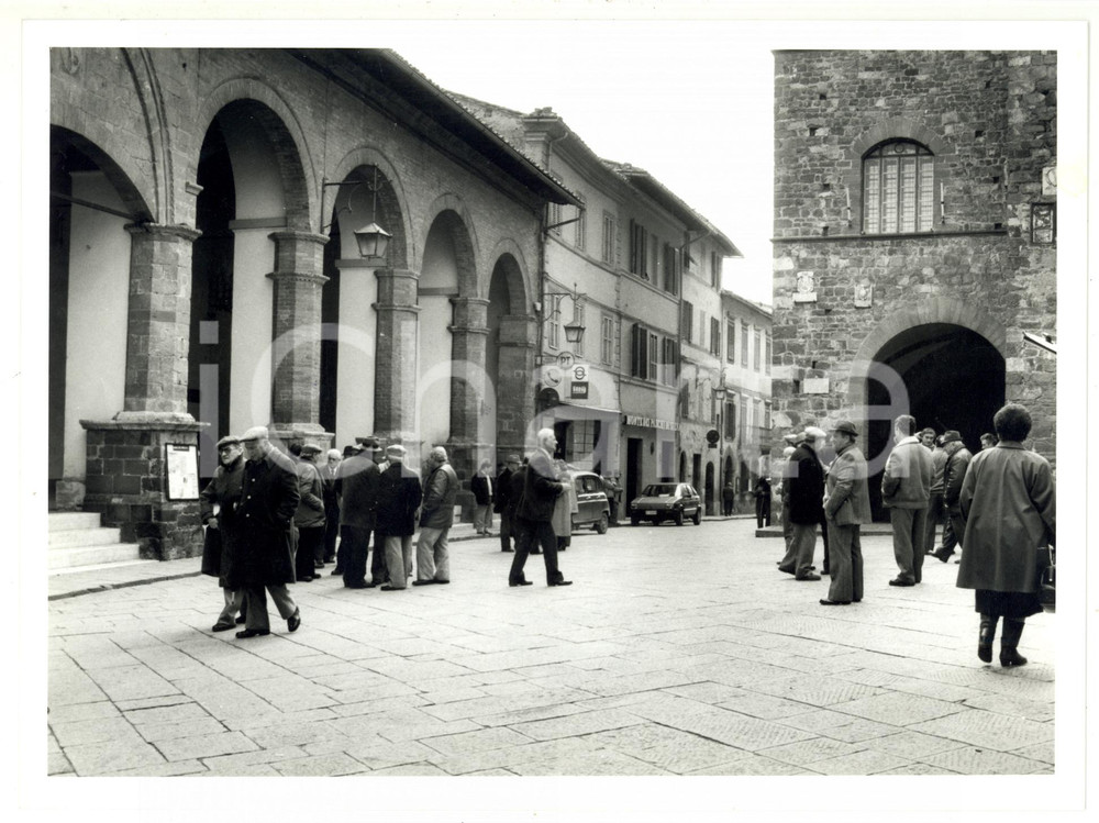 1990 ca  MONTALCINO (SI) Scorcio di Piazza del Popolo - Foto ANIMATA 24x18
