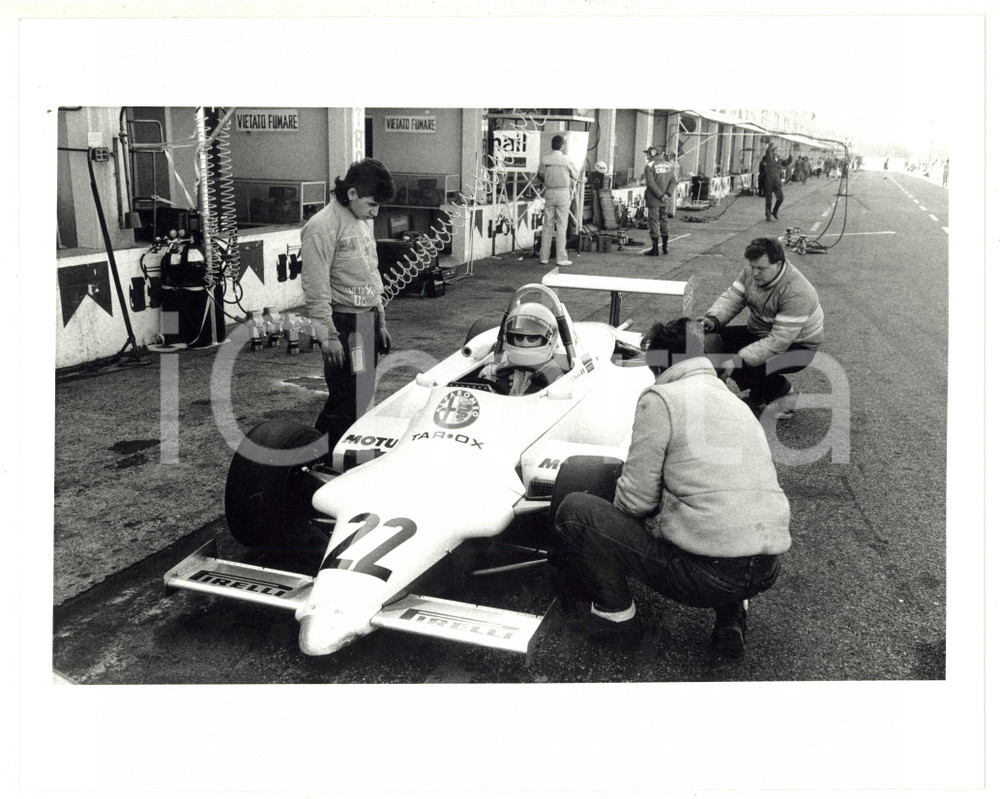 1990 ca COSTUME Cristiano MINELLONO su monoposto ALFA ROMEO (1) Foto 24x18