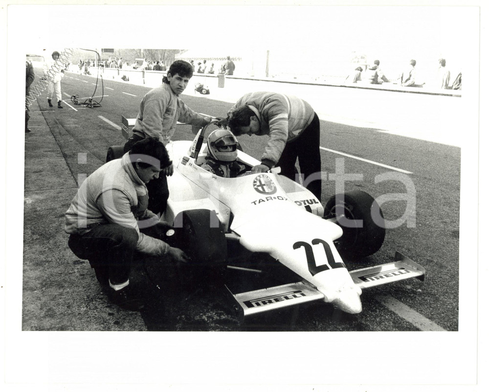 1990 ca COSTUME Cristiano MINELLONO su monoposto ALFA ROMEO (3) Foto 24x18