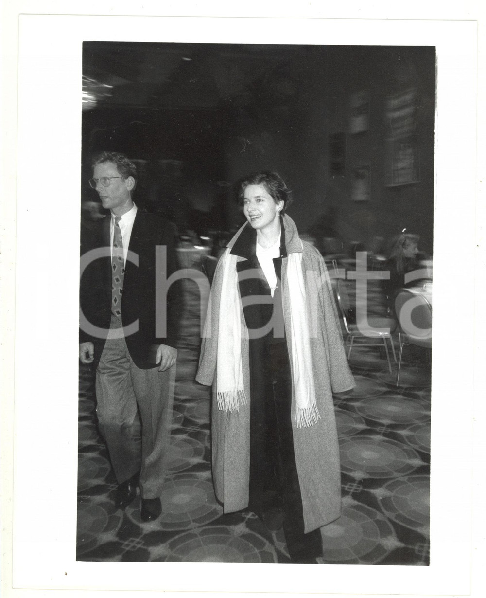 1989 CINEMA Ritratto di Isabella ROSSELLINI con cappotto lungo (1) - Foto