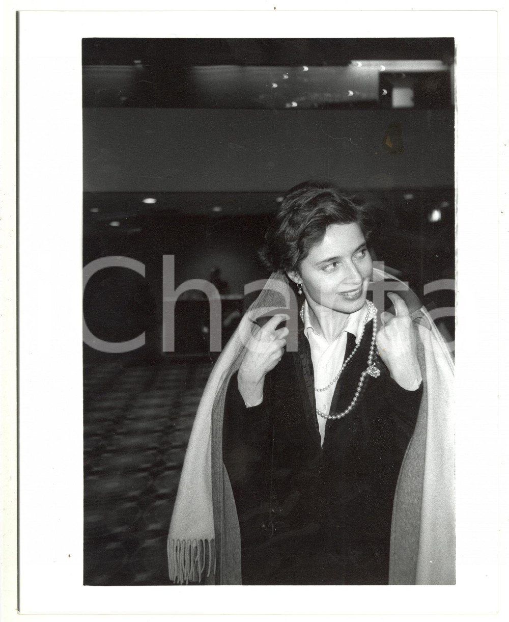 1989 CINEMA Ritratto di Isabella ROSSELLINI con il cappotto (2) - Foto 18x24 cm 