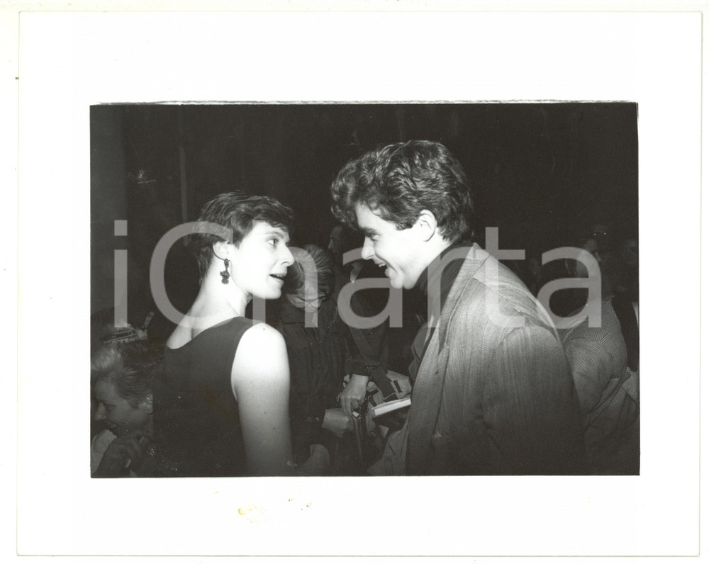 1989 NEW YORK Isabella ROSSELLINI conversa con Jay McINERNEY - Foto 24x18 cm 
