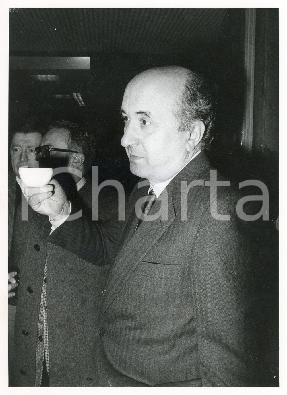 1985 MILANO Congresso DC - Ciriaco DE MITA beve un caffè *Fotografia 18x24 cm