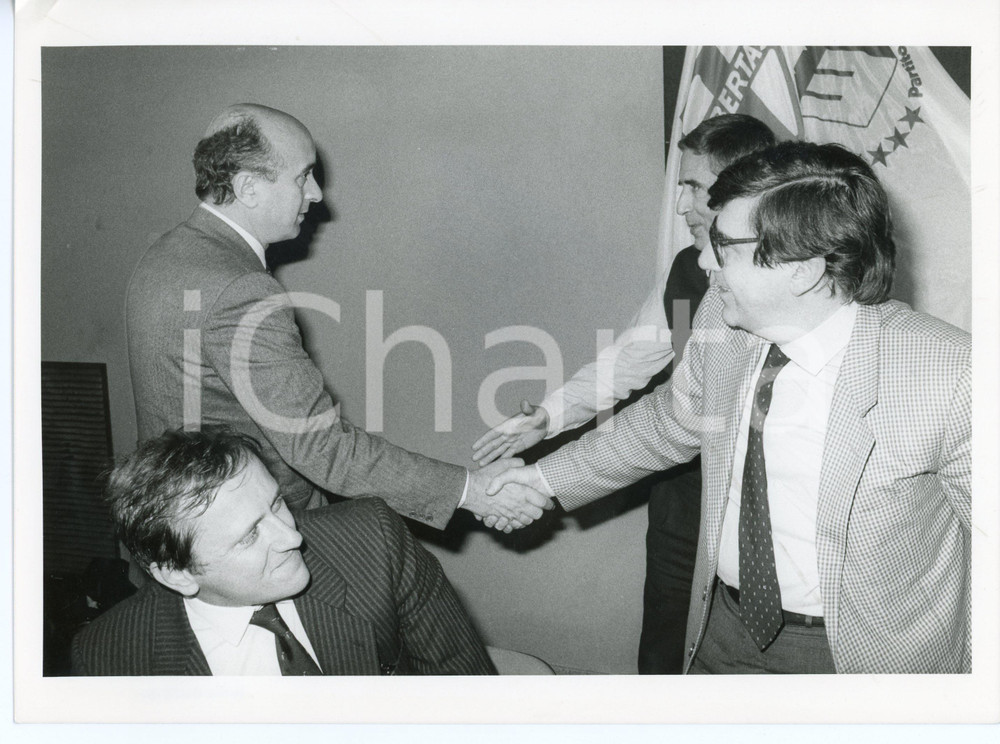 1984 ROMA XVI Congresso DC - Ciriaco DE MITA stringe la mano a Vincenzo SCOTTI