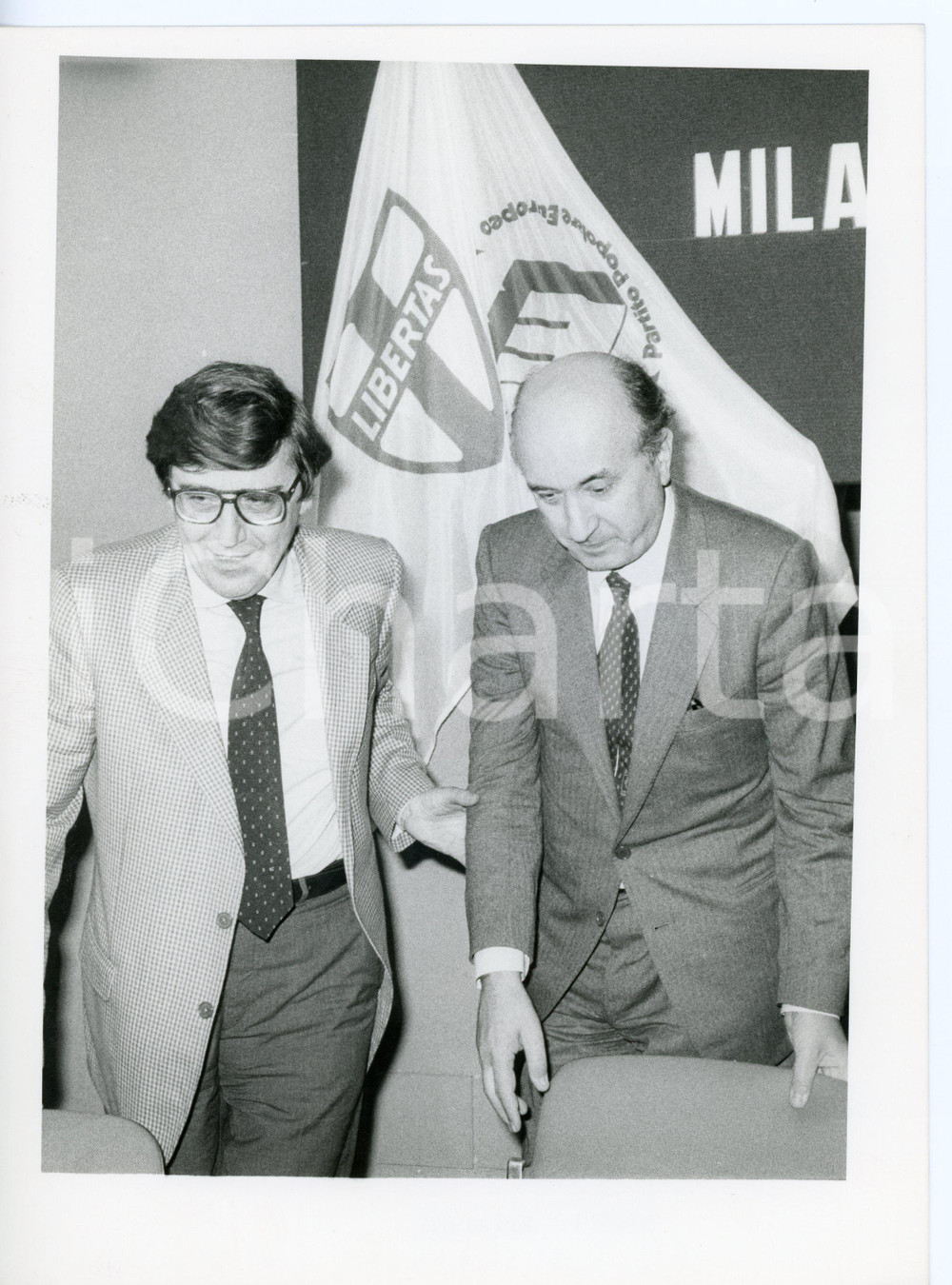 1984 MILANO - DC Ciriaco DE MITA prende posto con Vincenzo SCOTTI *Foto 18x24 cm