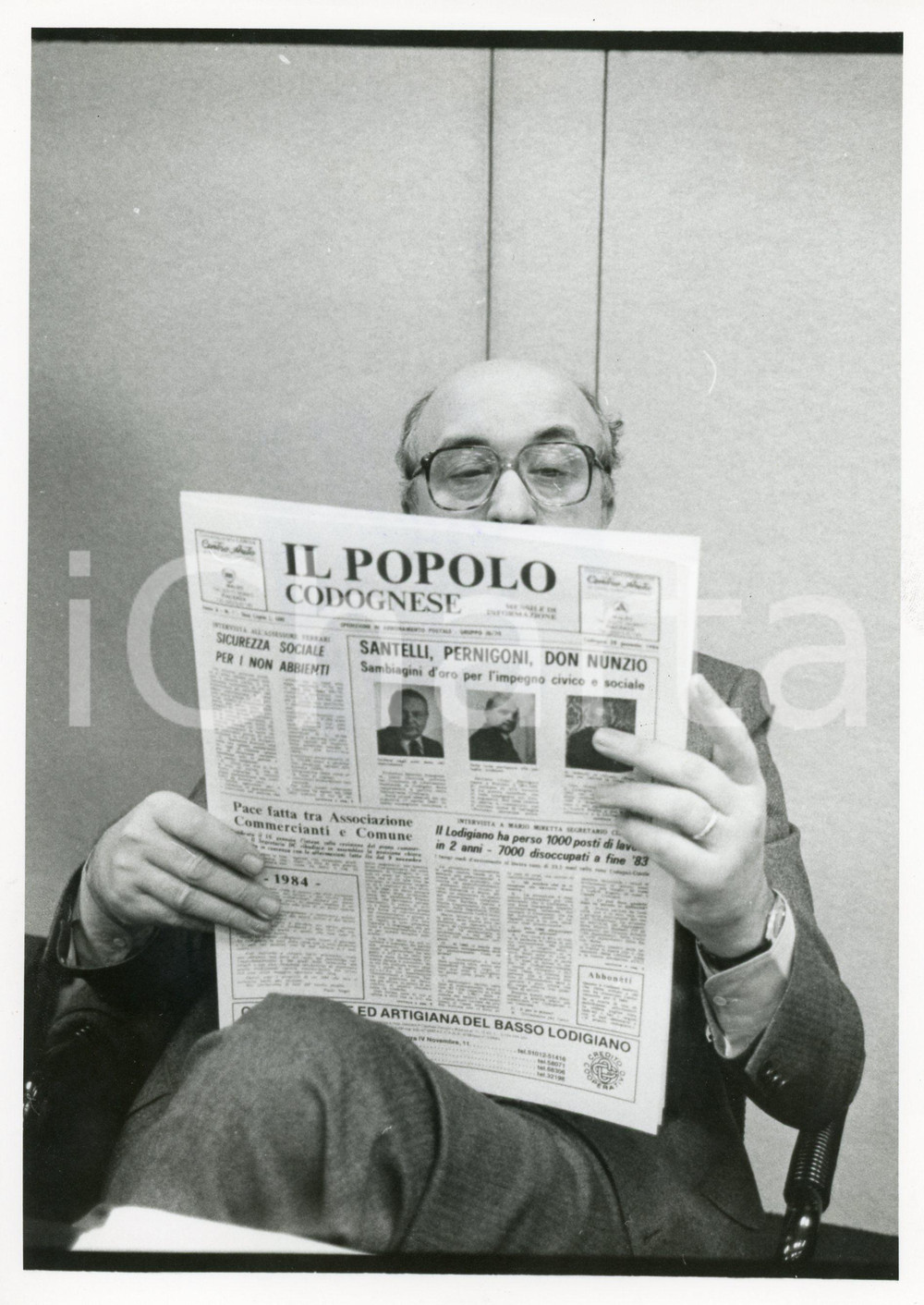 1985 ca POLITICA - DC Ciriaco DE MITA legge "IL POPOLO CODOGNESE" *Foto 18x24