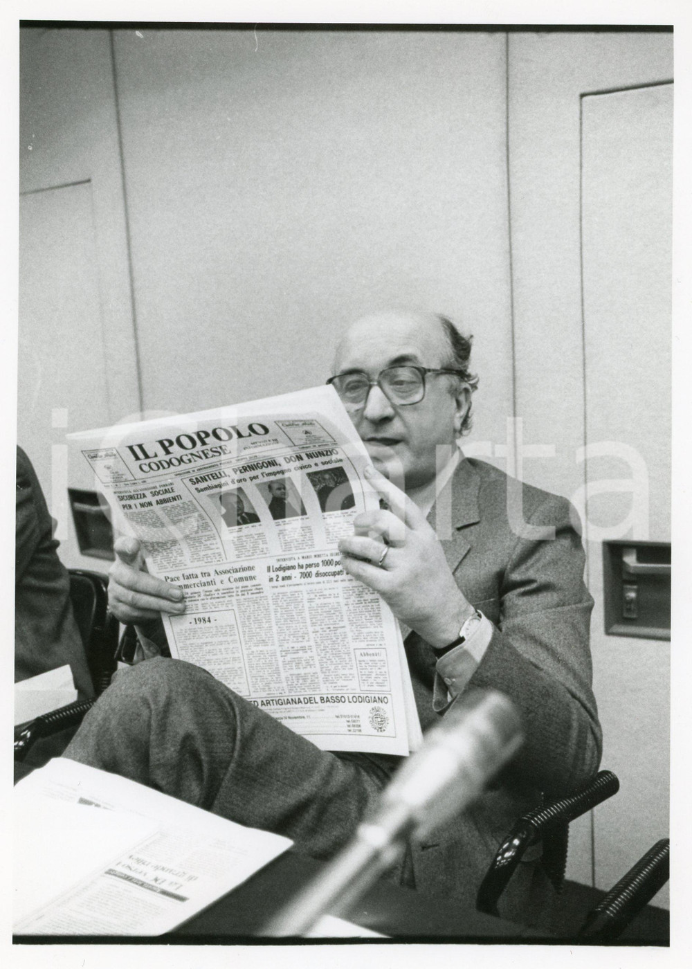 1985 ca POLITICA - DC Ciriaco DE MITA legge "IL POPOLO CODOGNESE" - Foto 18x24