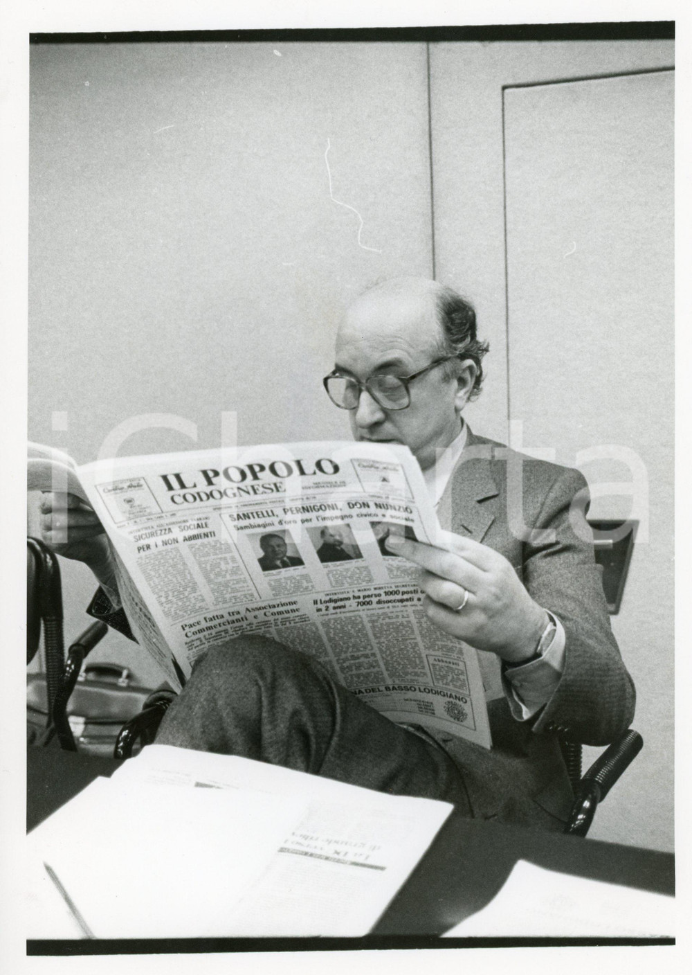 1985 ca POLITICA - DC Ciriaco DE MITA legge "IL POPOLO CODOGNESE" *Foto 18x24 cm