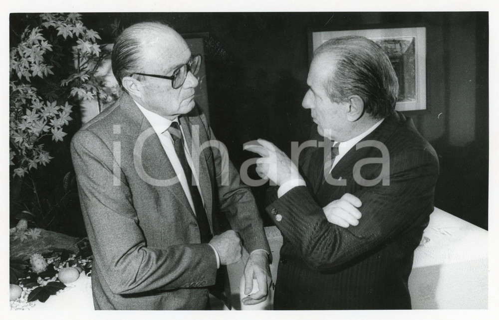 1990 ca CONFINDUSTRIA Luigi LUCCHINI a colloquio con Walter MANDELLI - Foto Fotografia di agenzia. CONDIZIONI: G (ma lievi difetti di stampa)FORMATO: 24x18 cm  originale e autentica 1