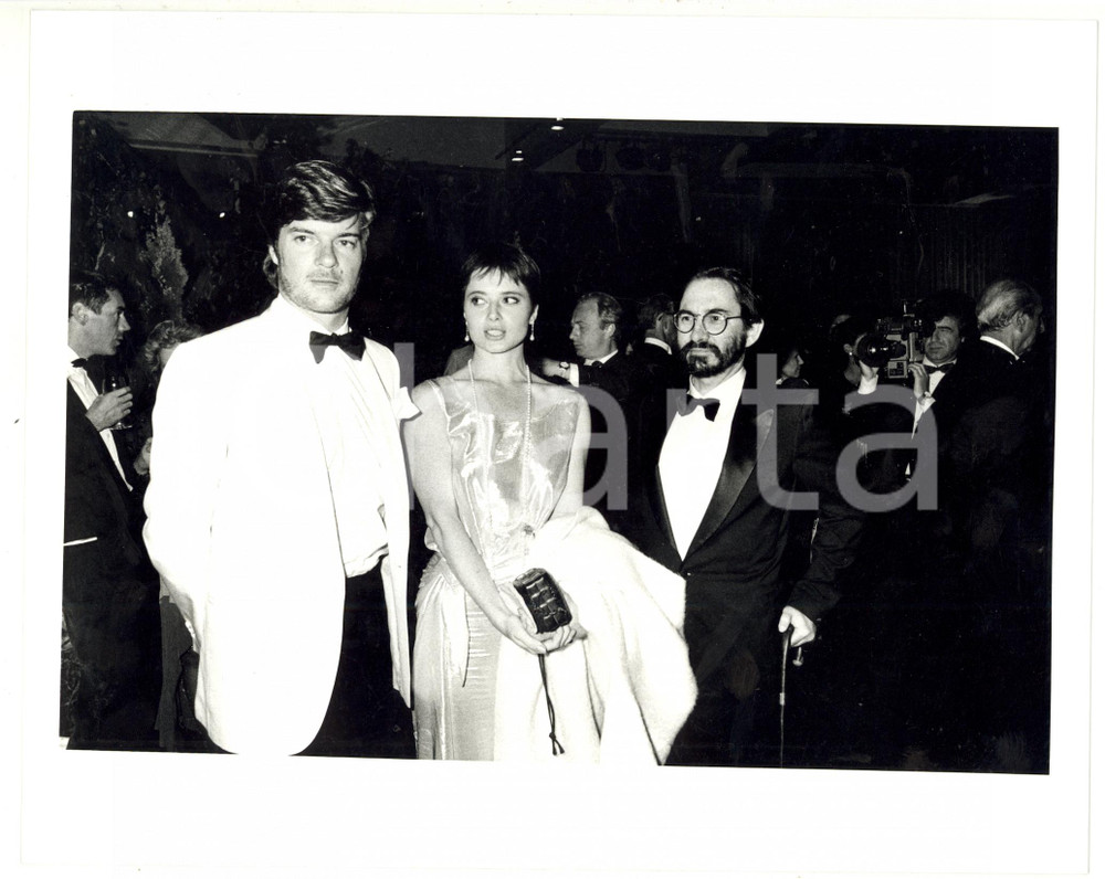 1987 FRANCIA Isabella, Renato e Renzo ROSSELLINI presentano libro del padre 3 Fotografia di agenzia, scattata in occasione della presentazione di "Fragments d'une autobiographie" di Roberto Rossellini. CONDIZIONI: GFORMATO: 24x18 cm     originale e autentica 1