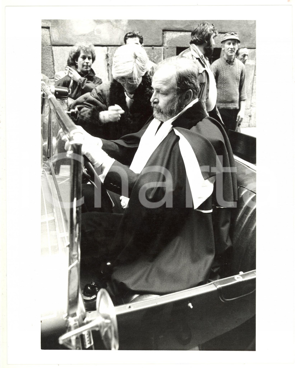 1990 ca ITALIA (?) Ritratto di Ivan BUJTOM a bordo di un'auto d'epoca (1) - Foto