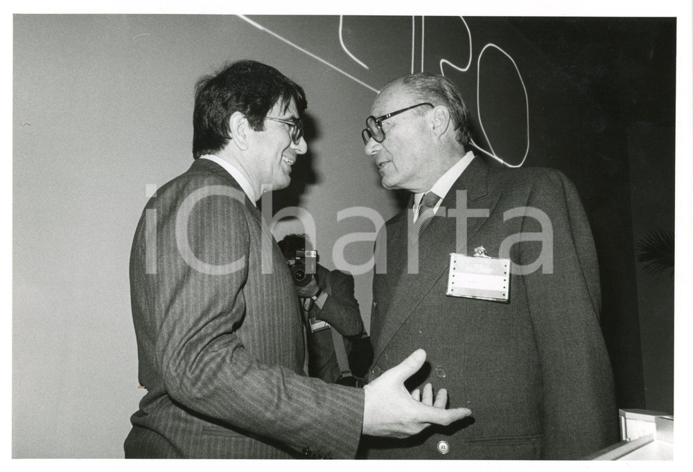 1984 CONFINDUSTRIA Vittorio MERLONI discute con Walter MANDELLI *Foto 24x18 cm