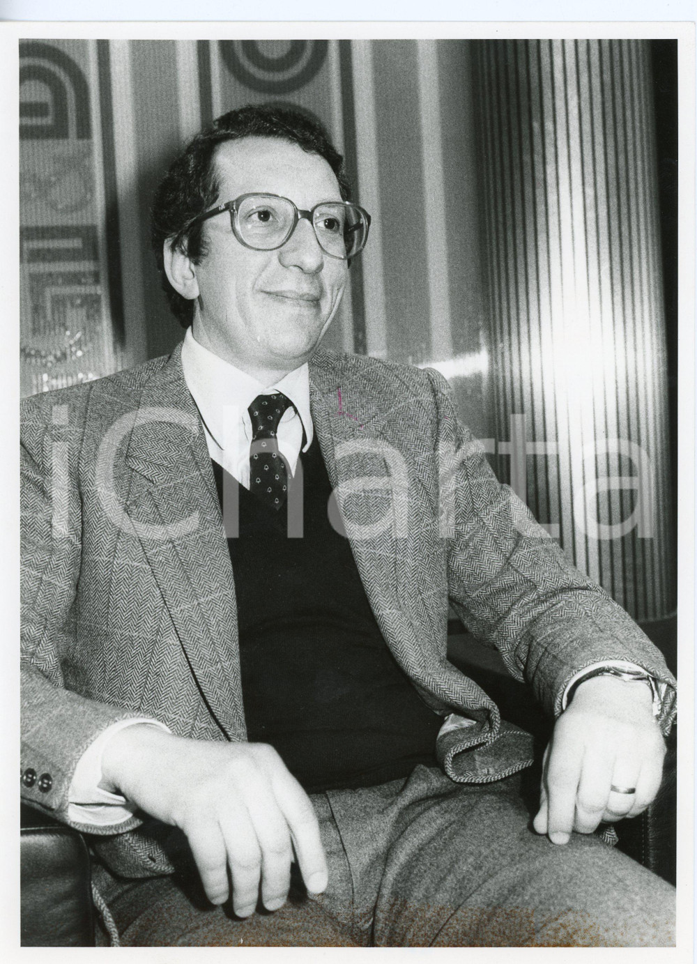 1985 ca MILANO Enrico MORELLI durante intervista - Foto 18x24 cm