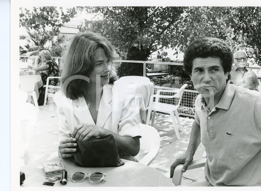1985 ca VENEZIA - CINEMA Charlotte RAMPLING al bar con il regista Claude LELOUCH