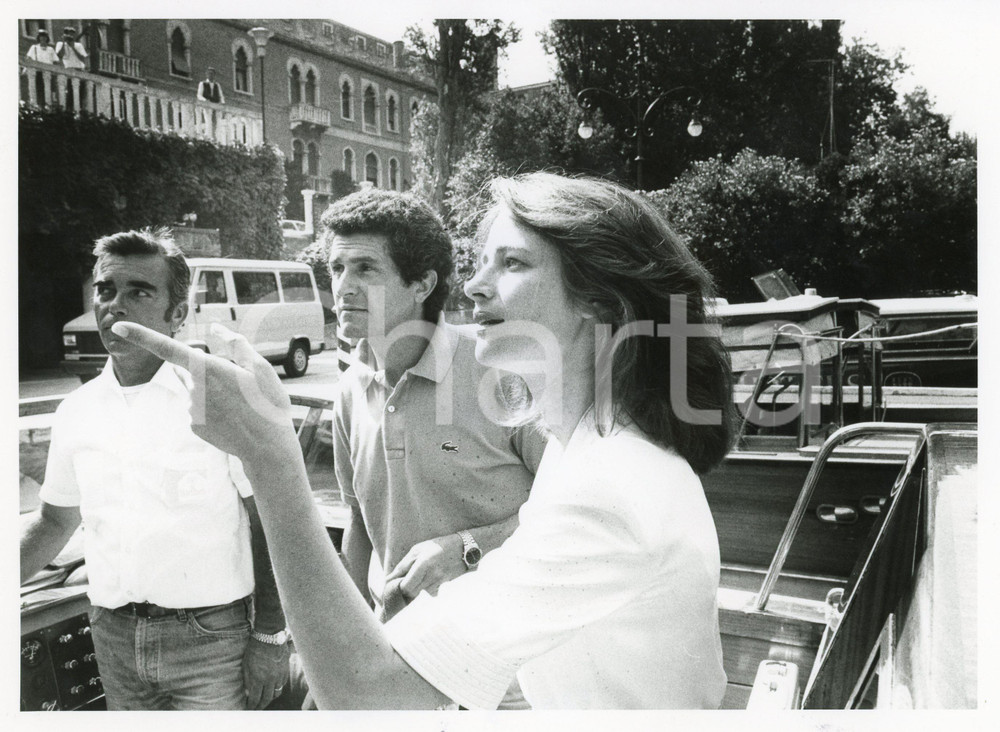 1985 ca VENEZIA - CINEMA Charlotte RAMPLING con Claude LELOUCH su motoscafo