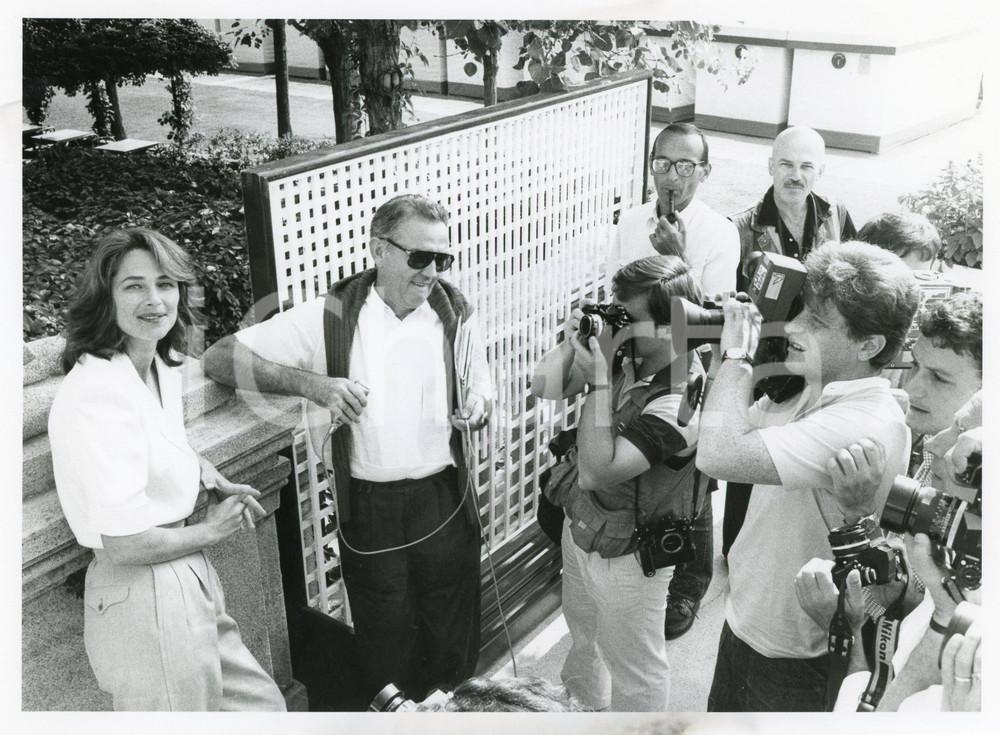 1985 ca VENEZIA - CINEMA Charlotte RAMPLING circondata dai fotografi *Foto 24x18