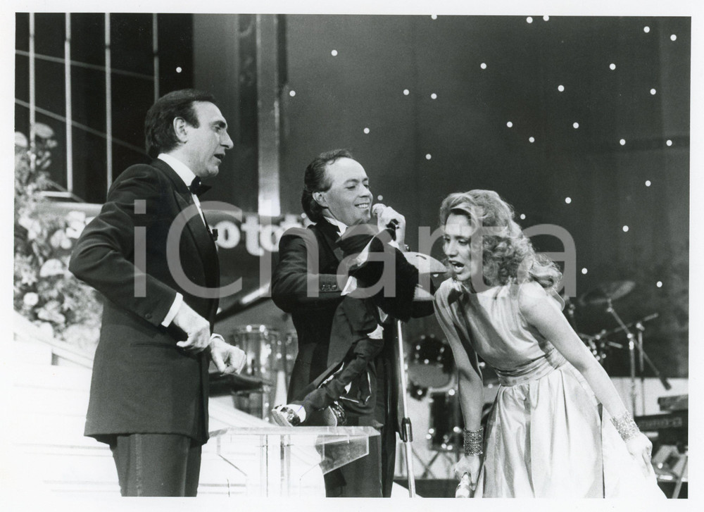 Fotografia d epoca originale 1985 FESTIVAL SANREMO Pippo BAUDO con José Luis MORENO e il pupazzo Rockfeller 1