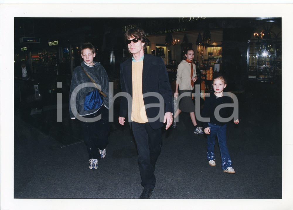 1998 LONDON Heathrow Airport - Mick JAGGER con i figli Elizabeth, James, Georgia