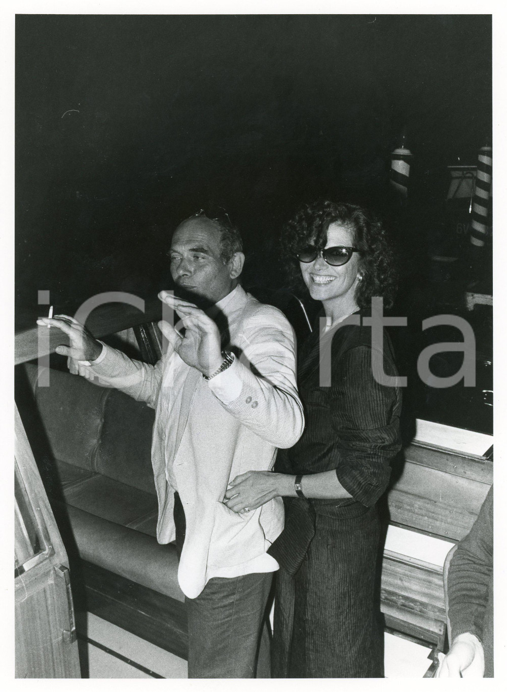 1985 ca VENEZIA CINEMA Claudia CARDINALE con Pasquale SQUITIERI in barca ^Foto Fotografia di agenzia. CONDIZIONI: G (ma lievi difetti di stampa)FORMATO: 18x24 cm     originale e autentica 1