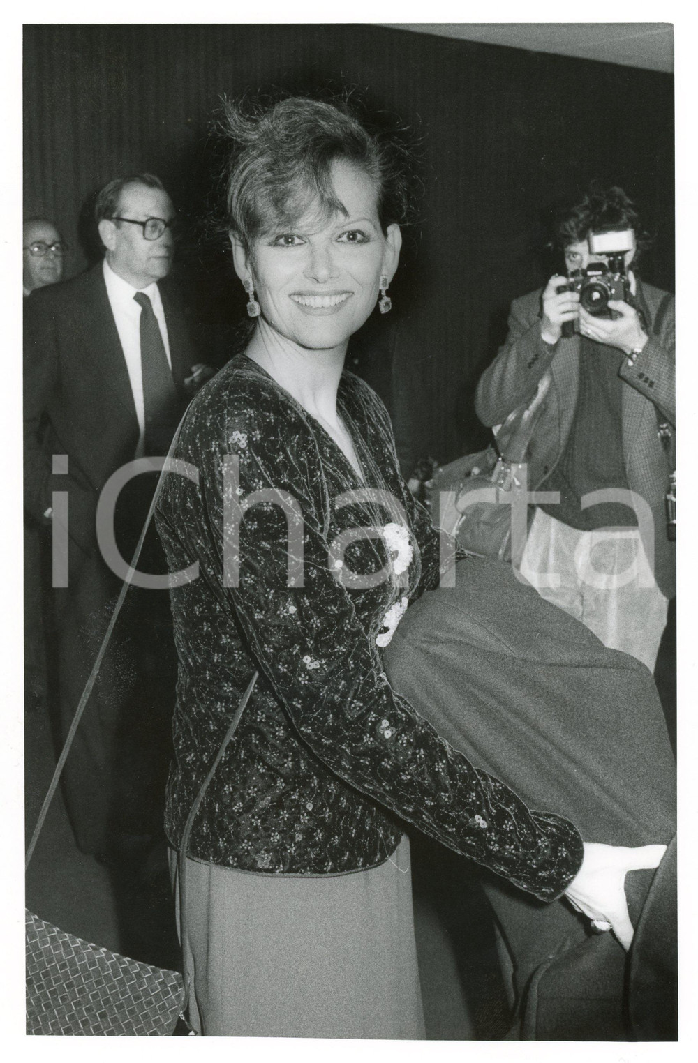 1985 ca CINEMA Ritratto di Claudia CARDINALE durante conferenza - Foto 18x24 cm