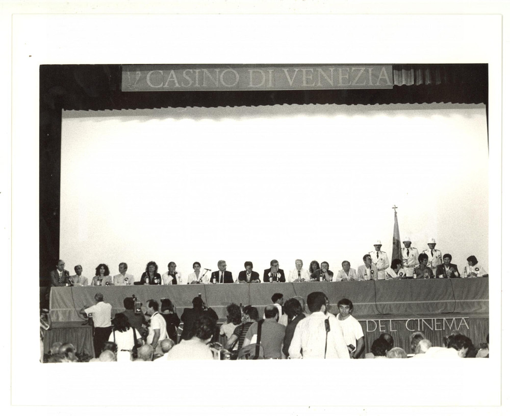 1987 VENEZIA - Casinò - Mostra del Cinema - Conferenza stampa (2) Foto