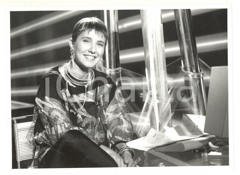 1990 ca COSTUME Ritratto di Susanna FASSETTA in uno studio televisivo (3) *Foto