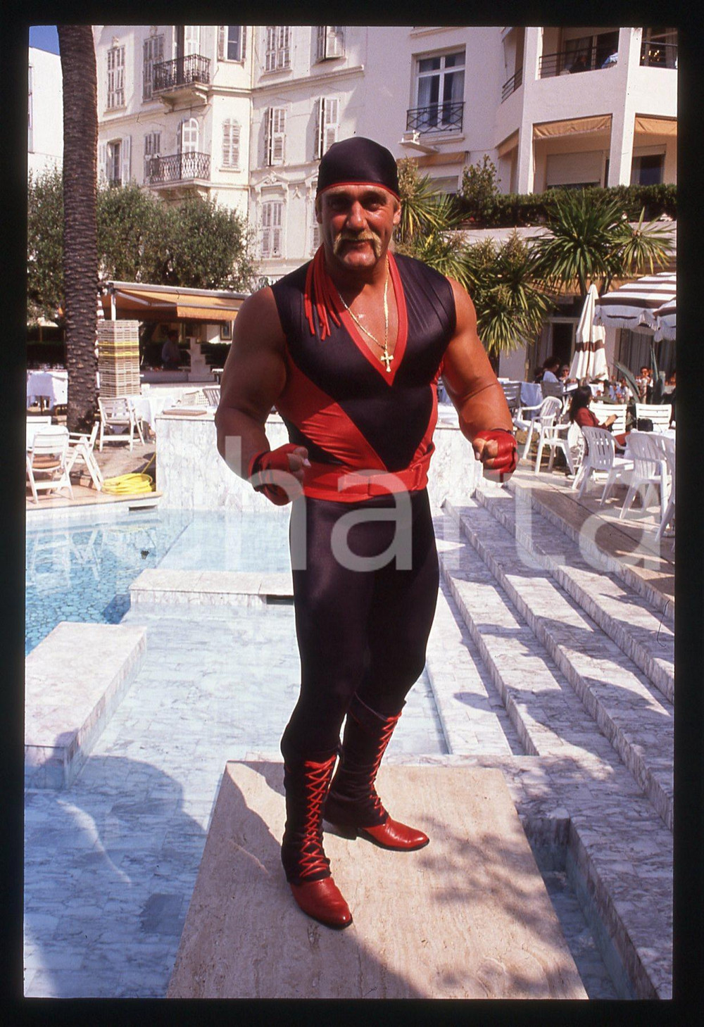 35mm vintage slide* 1992 Wresting HULK HOGAN ritratto a bordo piscina 