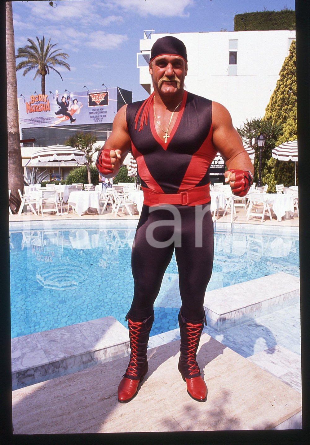35mm vintage slide* 1992 Wresting HULK HOGAN ritratto a bordo piscina (2)