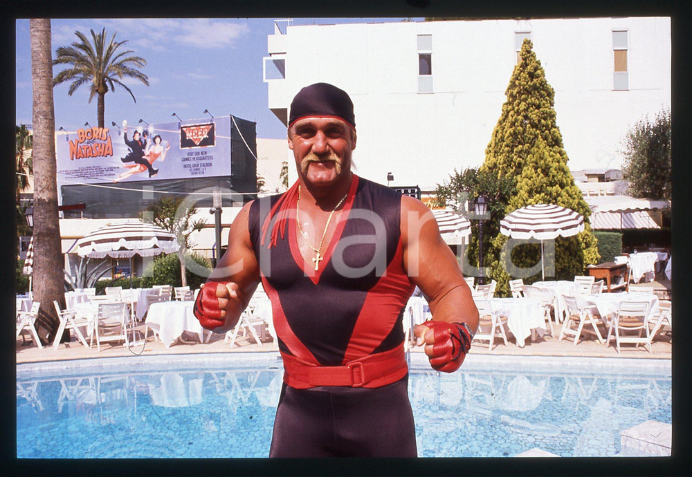 35mm vintage slide* 1992 Wresting HULK HOGAN ritratto a bordo piscina (4)