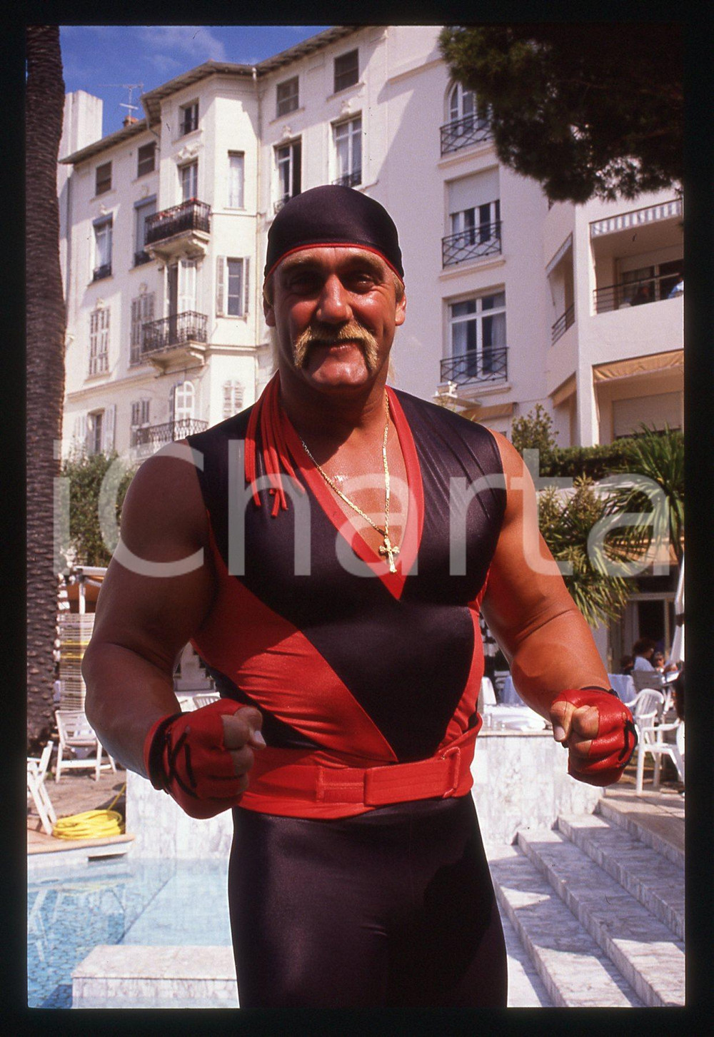 35mm vintage slide* 1992 Wresting - HULK HOGAN a bordo piscina (5)   Diapositiva d'epoca, in formato 35 mm. CONDIZIONI: VERY GOOD ICharta mette in vendita, sul negozio eBay e in esclusiva sul sito "icharta" il proprio archivio composto da numerose diapositive e negativi fotografici d'epoca, tutti originali e autentici, che attraversano la storia del costume italiano tra gli la fine degli anni Sessanta e Novanta.Si tratta di uno sguardo inedito sull'attualit&agrave;, la politica, la vita quotidiana, il gossip e la cultura, che fotografa il cambiamento della nazione in quest'ultimo scorcio del XX secolo. Un'occasione unica per il mercato del collezionismo, che vede finalmente disponibile un archivio eccezionale per vastit&agrave;, tematiche e condizioni, in un settore (il negativo fotografico e la diapositiva) di assoluta novit&agrave; e dalle interessanti prospettive di investimento.  originale e autentica 1
