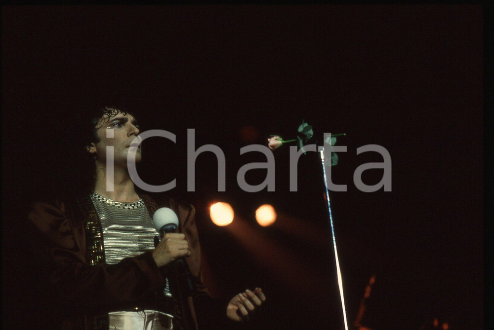 35mm vintage slide* 1986 Zero Tour RENATO ZERO durante un concerto (23)   Diapositiva d'epoca, in formato 35 mm. CONDIZIONI: GOOD ICharta mette in vendita, sul negozio eBay e in esclusiva sul sito "icharta" il proprio archivio composto da numerose diapositive e negativi fotografici d'epoca, tutti originali e autentici, che attraversano la storia del costume italiano tra gli la fine degli anni Sessanta e Novanta.Si tratta di uno sguardo inedito sull'attualit&agrave;, la politica, la vita quotidiana, il gossip e la cultura, che fotografa il cambiamento della nazione in quest'ultimo scorcio del XX secolo. Un'occasione unica per il mercato del collezionismo, che vede finalmente disponibile un archivio eccezionale per vastit&agrave;, tematiche e condizioni, in un settore (il negativo fotografico e la diapositiva) di assoluta novit&agrave; e dalle interessanti prospettive di investimento.     originale e autentica 1