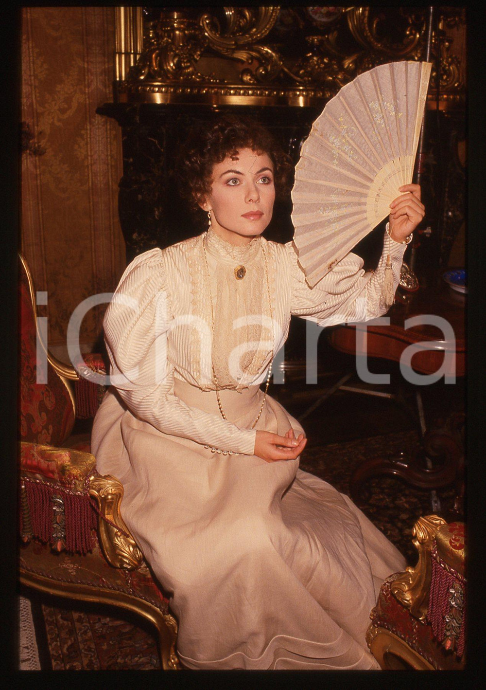 Fotografia d epoca originale 35mm vintage slide 1988 La Coscienza di Zeno Eleonora BRIGLIADORI con ventaglio 1