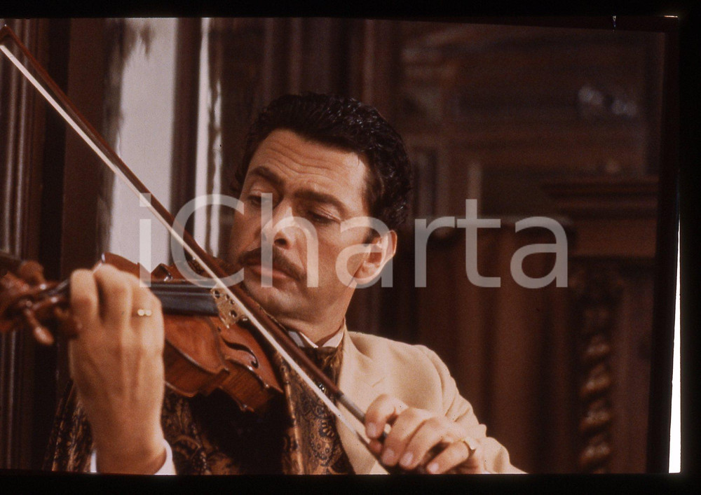 Fotografia d epoca originale 35mm vintage slide 1988 La Coscienza di Zeno Andrea GIORDANA suona violino 1