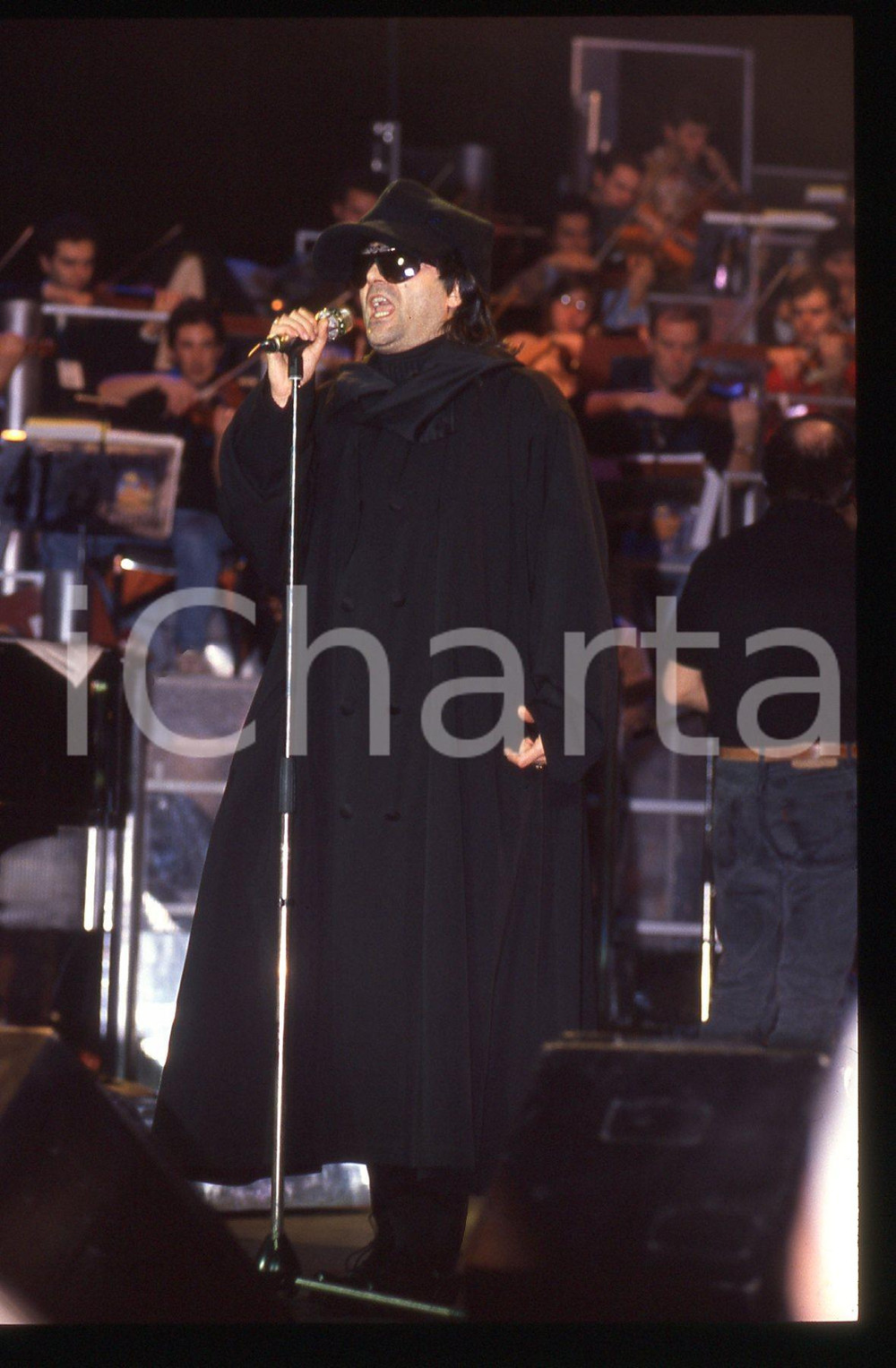 35mm vintage slide* 1990ca Concerto Renato ZERO con occhiali e cappello neri (2)