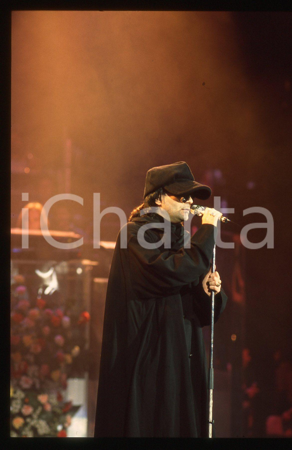 35mm vintage slide* 1990ca Concerto Renato ZERO con occhiali e cappello neri (5)